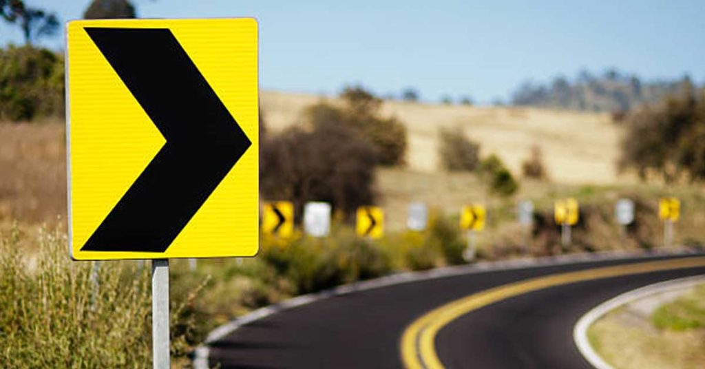 Señales de tránsito preventivas en Colombia para evitar accidentes