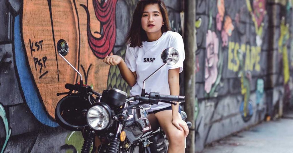 Tips para manejar una moto siendo mujer